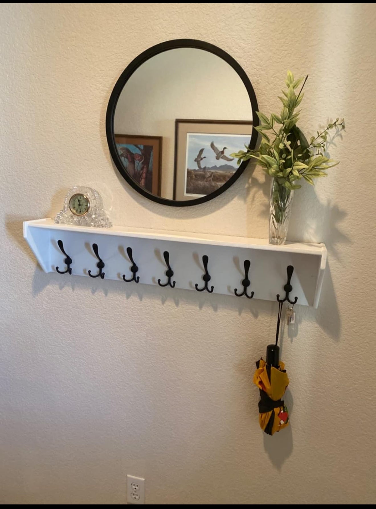 Perchero de pared con estante, estante blanco de 35 pulgadas de largo con ganchos debajo, 7 ganchos triples, estante para llaves para pared, estantes de entrada para pared